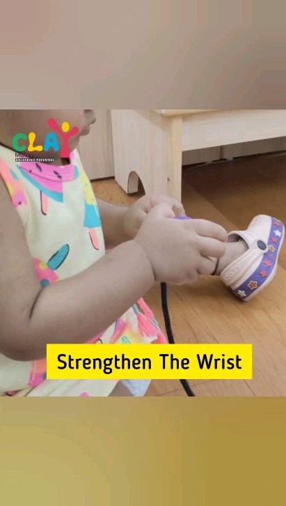 At Clay Montessori, we give our children lots of opportunities and activities to strengthen their wrists so that their hand gently gets prepared for writing. 
#claymontessori #prewritingskills #prewriting #toddlers #toddlersofinstagram #gentleparenting #positiveparenting #strengtheningwrists #preschools #montessoripreschool #mumbai #Matunga #sion #Dadar #parel #sewree #Wadala #handexercise #mumbaimom